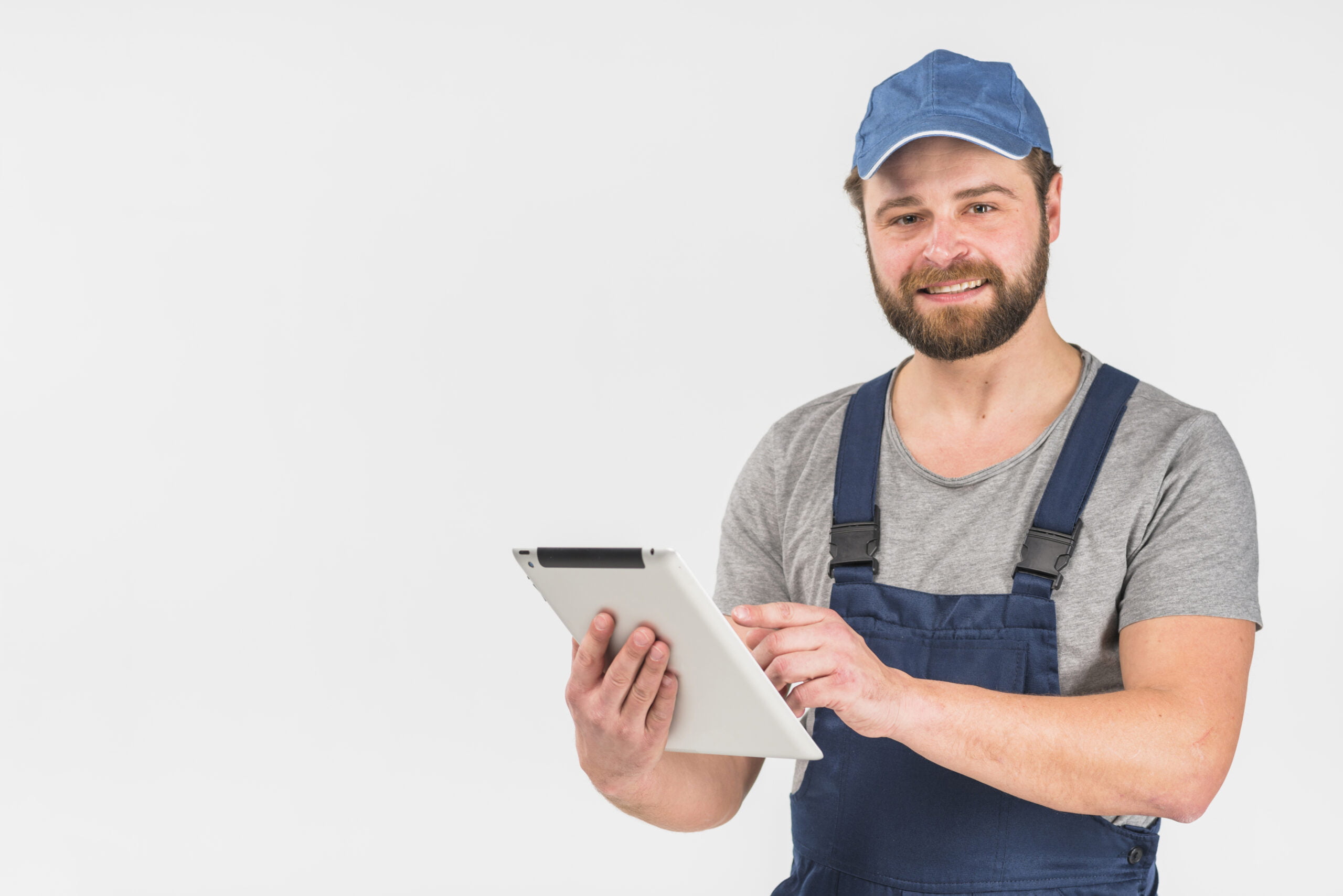 bearded man overall using tablet scaled - Ultra Sistemas